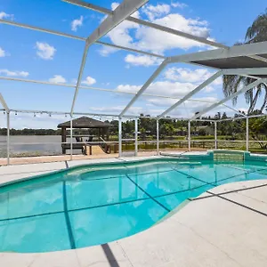 House Westchase Area. Heated Pool Waterfront! , Tampa United States